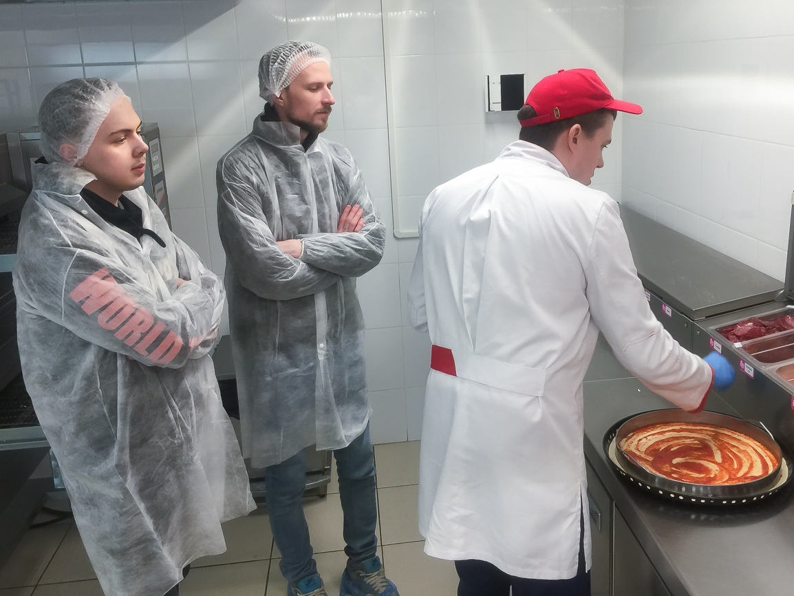 Разработчики ПиццаФабрики на экскурсии по кухне
